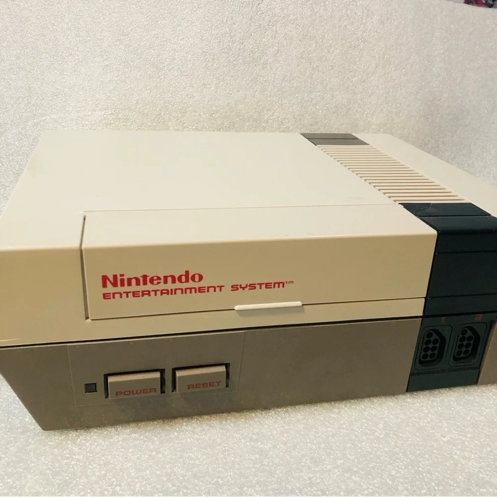 Nintendo Original NES-001 NES Console Bundle W/ 1 game OEM cord, zapper Tested
